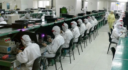 富士康工廠解雇6萬名工人 用機(jī)器人取代真人
